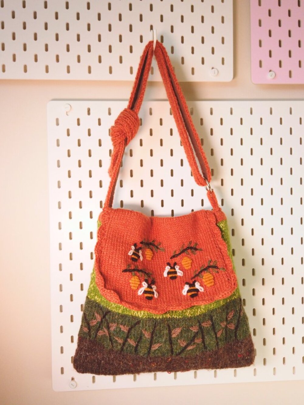 Hand-knitted Wool Yarn Honey Bee embroidery Crossbody Bag